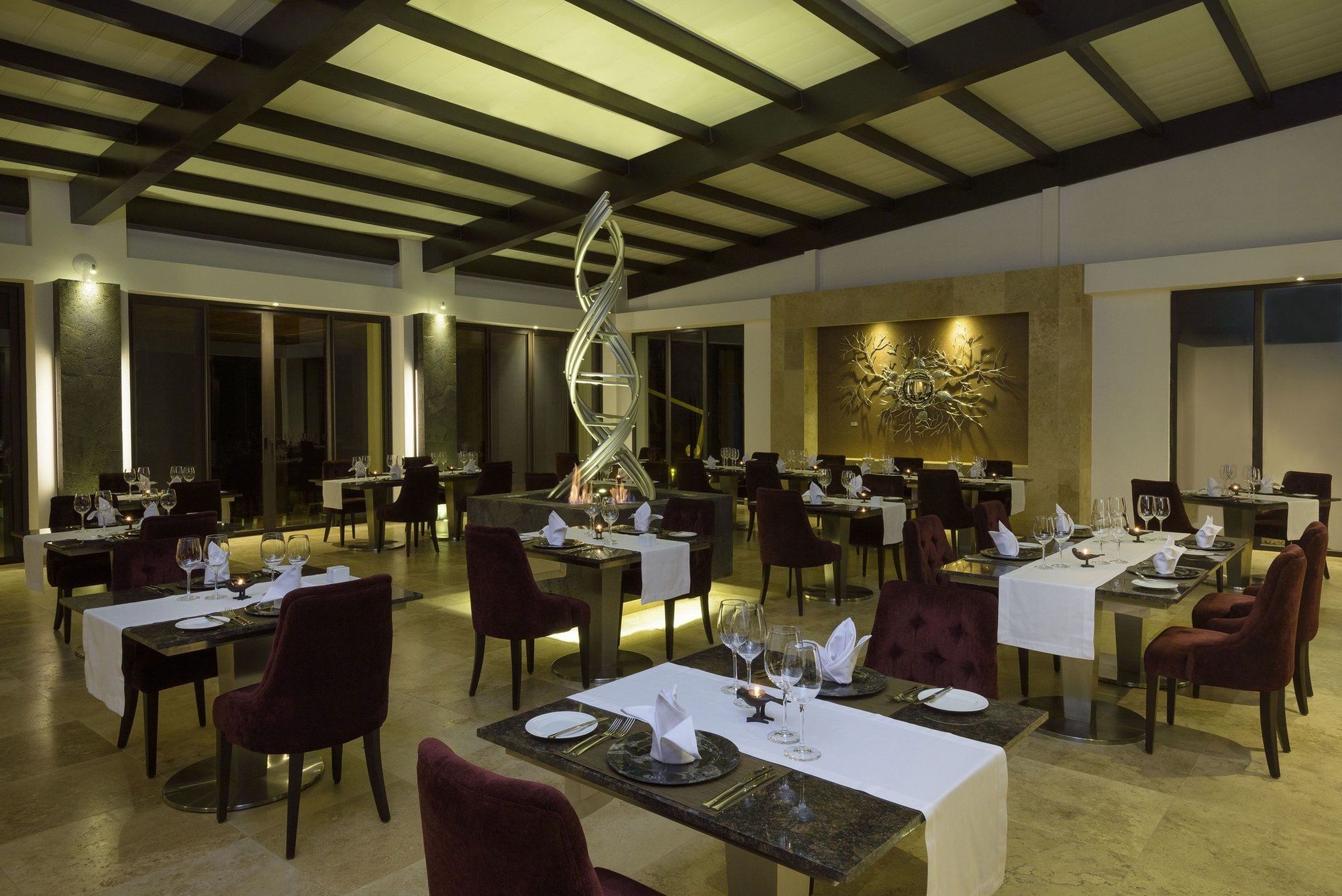 Pikaia Lodge Santa Cruz Island 레스토랑 사진